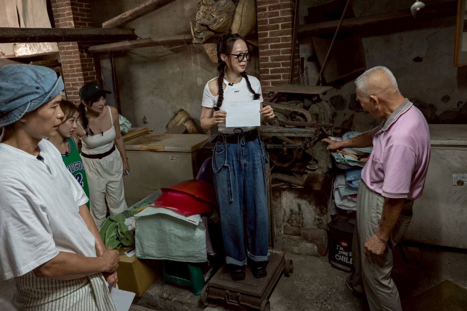 女星最害怕的量體重，孫淑媚站上日治時期留下的秤驗證體重是否謊報。公視台語台提供