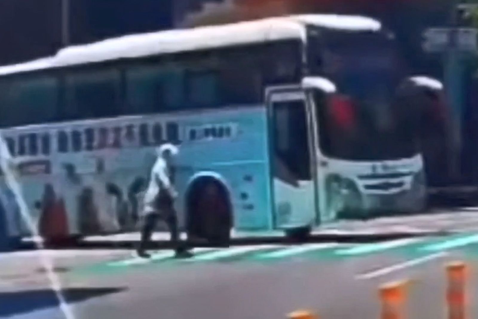 行車紀錄器視角曝光!新加坡嬤追家人「一度停斑馬線」 國光客運未停等直接把人撞進車底