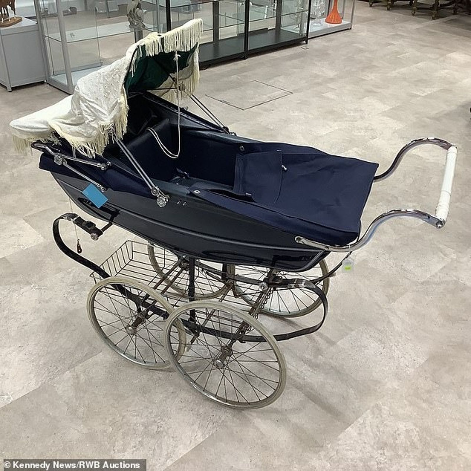 傳出這台老嬰兒車，來自一棟不乾淨的老豪宅。圖／翻自《每日郵報》