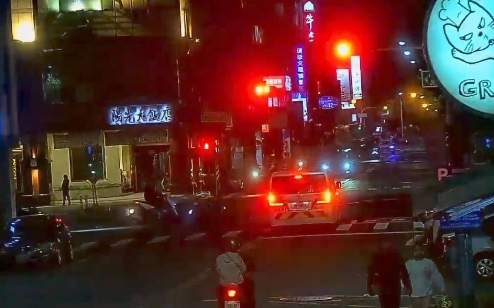 禮讓救護車卻撞成一團　女騎士減速...後車竟直接撞上