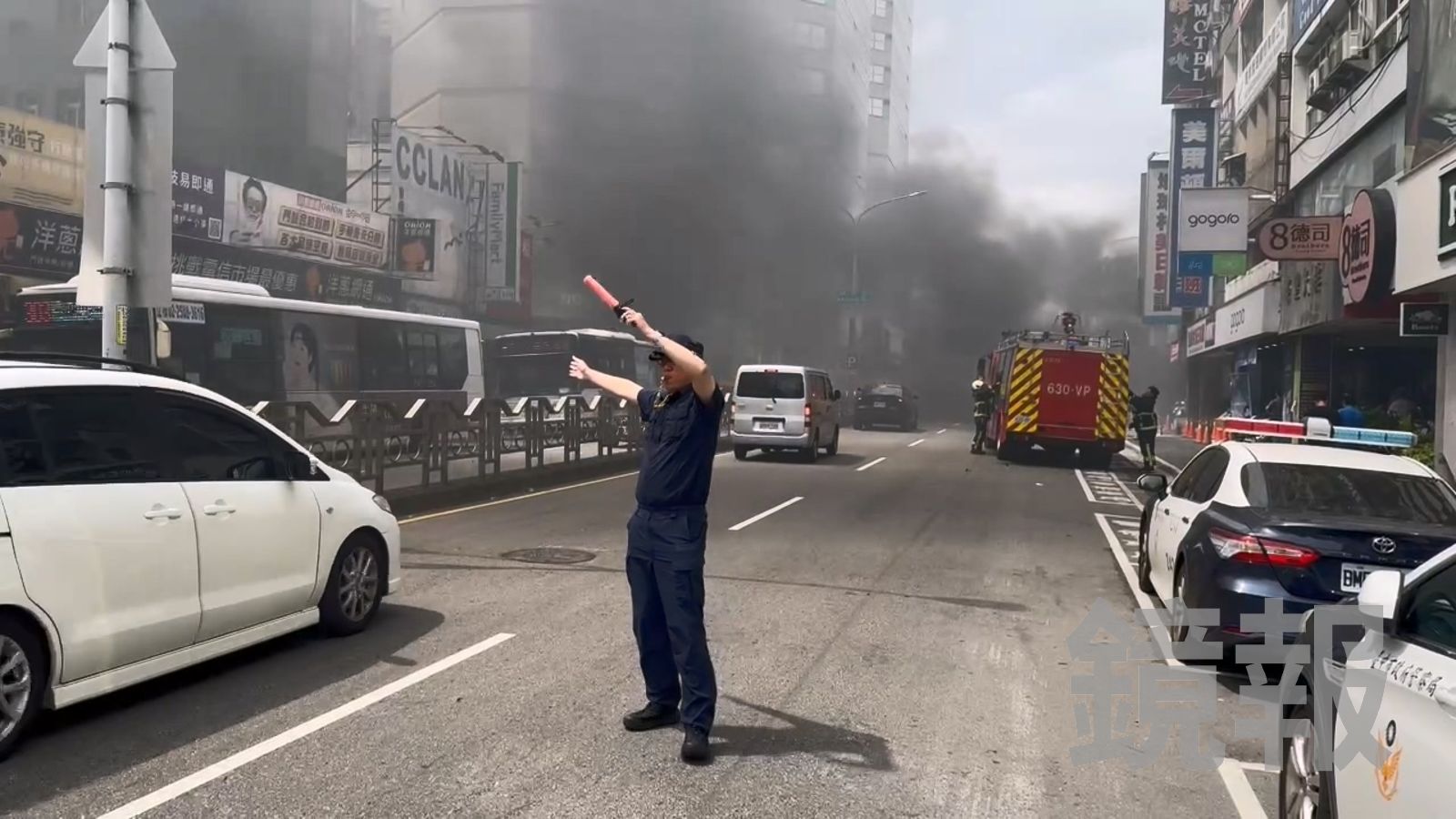 不少消防車停在三民路救災,警方派員疏導車流。民眾提供