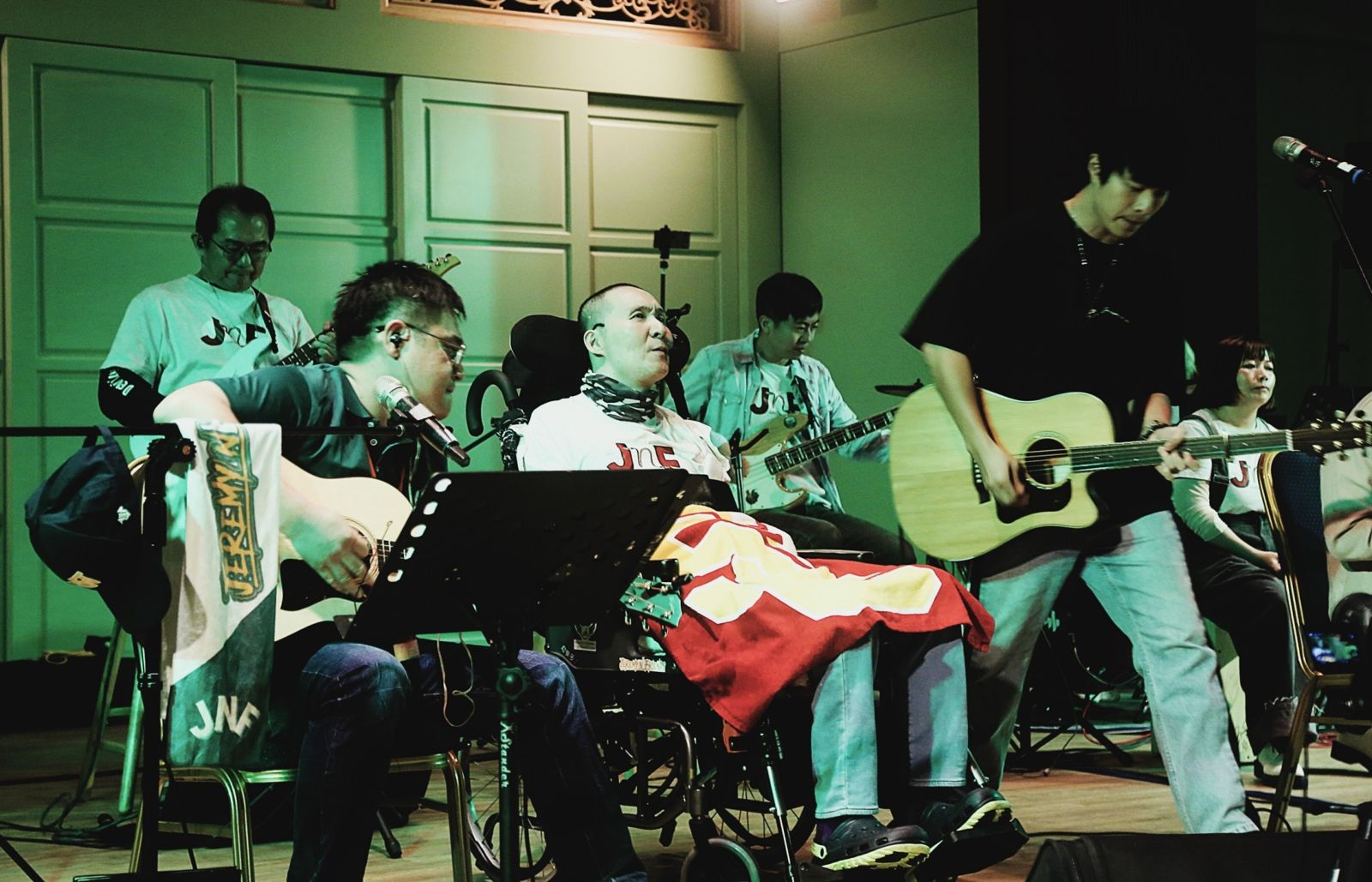 「沒射過好可惜」！癱瘓歌手演講遭犀利提問　網怒轟霸凌：教育失敗