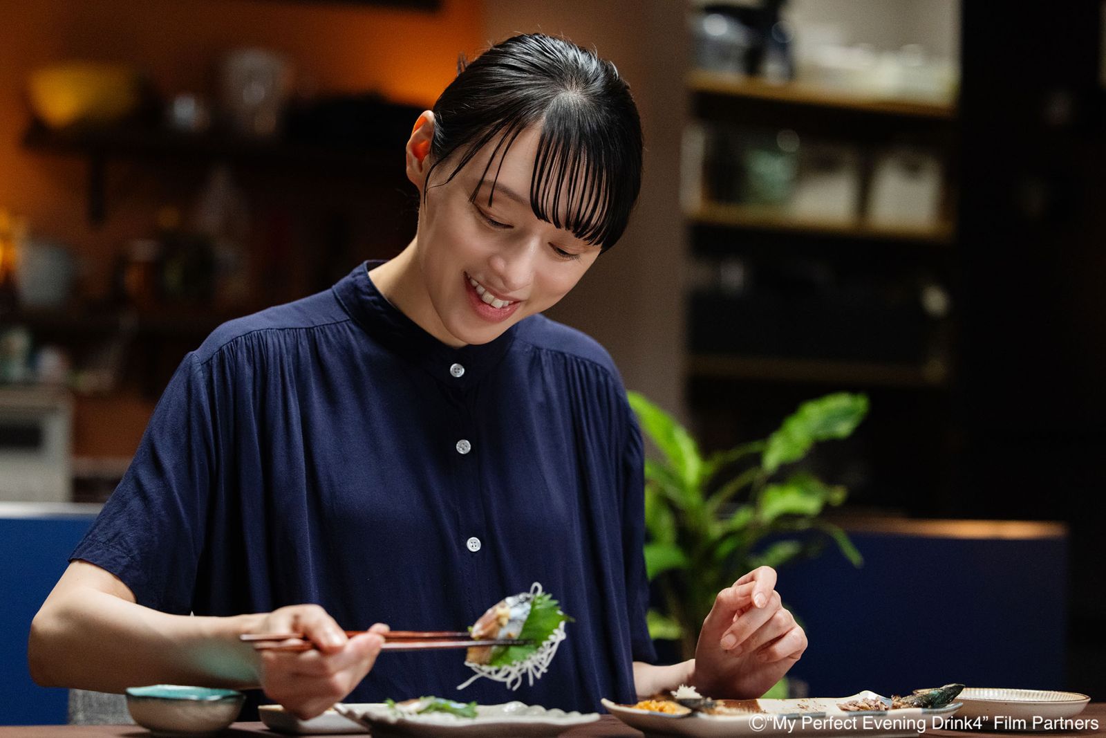 栗山千明劇中大快朵頤的吃相十分療癒，觀眾彷彿跟著一起享受美好的晚酌時光。Hami Video提供