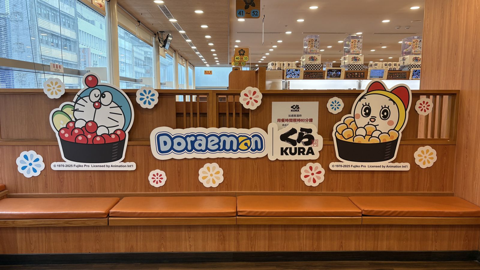 全台設有５間哆啦A夢主題店鋪，打卡還能抽「murmur 輕簡旅袋」。（藏壽司供圖）