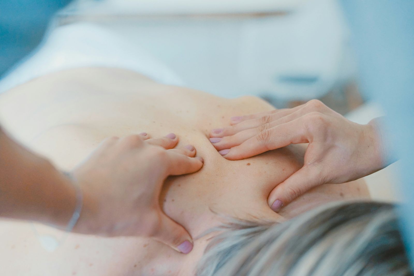正妹按摩聽隔壁叫超大聲!男師竟回:等等換妳 掌心狂貼「大腿根部」下場慘了
