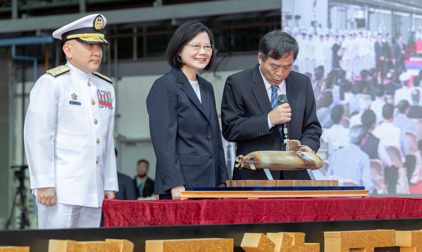 唐華（左）急著進行潛艦的海測，希望能趕上11月交艦及解凍預算。
