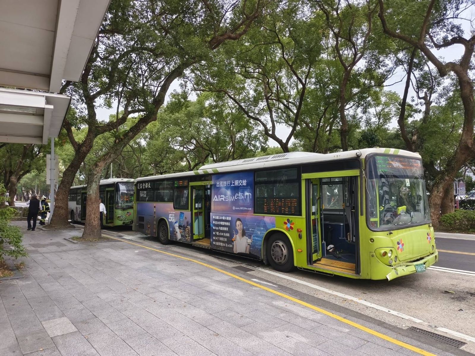 北市小巨蛋大客運煞車失靈「4公車連環撞」！3乘客送醫