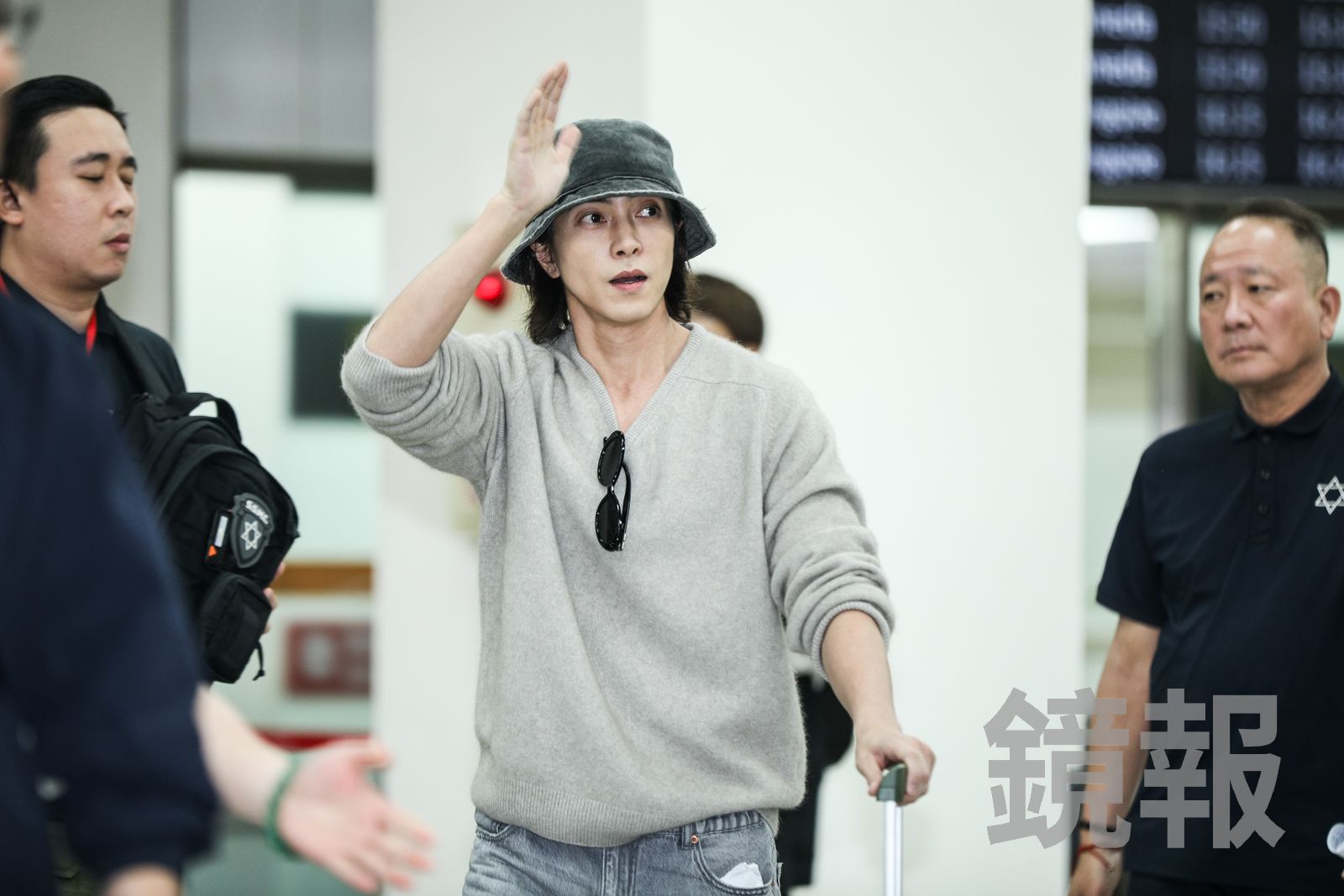 山下智久與遠處的粉絲揮手。鄒保祥攝