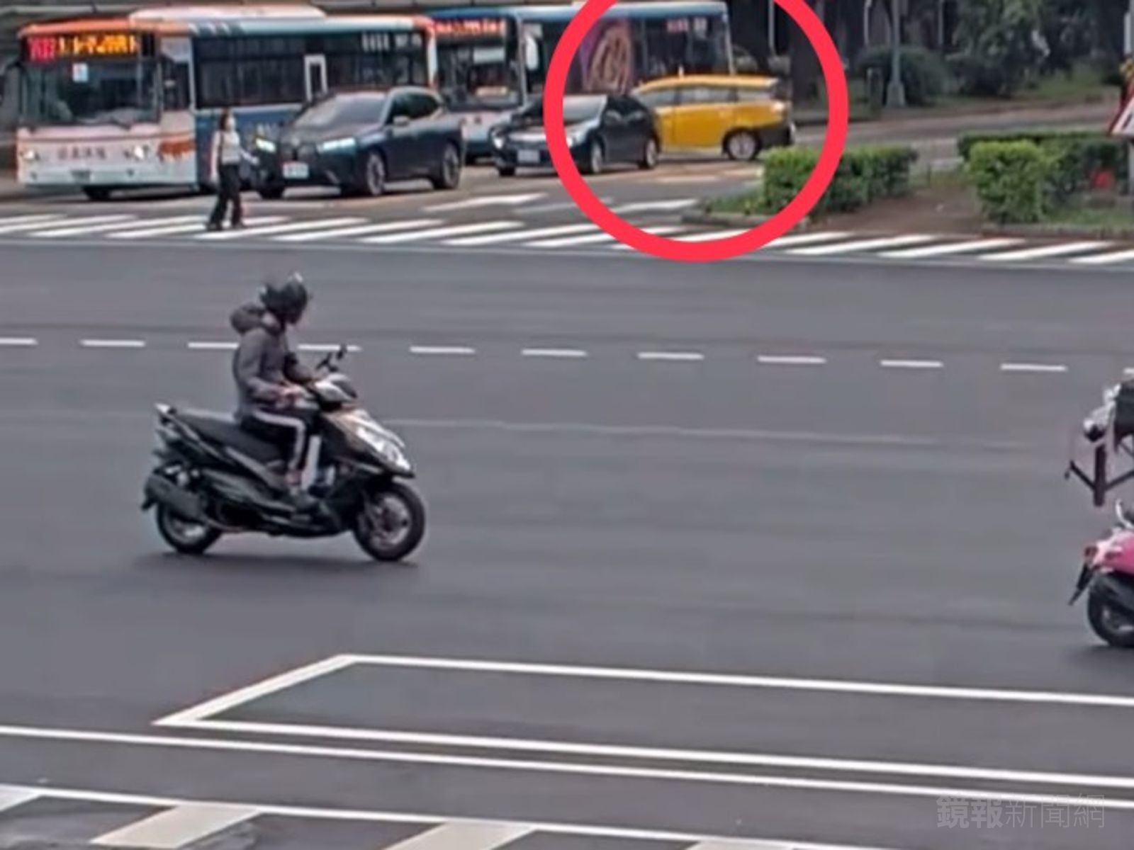 有片／北市信義路公車遭撞　69歲小黃司機疑「煞車失靈」暴衝車頭全毀