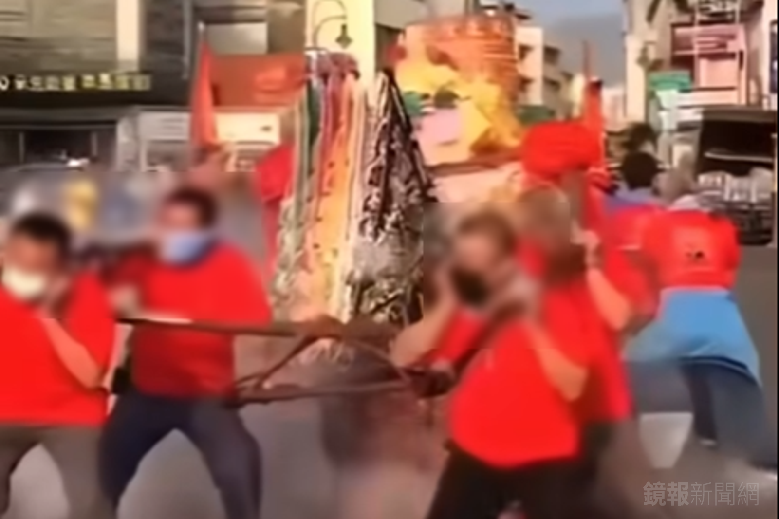 吃砲前未點燃鞭炮時抬轎人員仍穩住神轎。圖／翻攝自宗教大小事