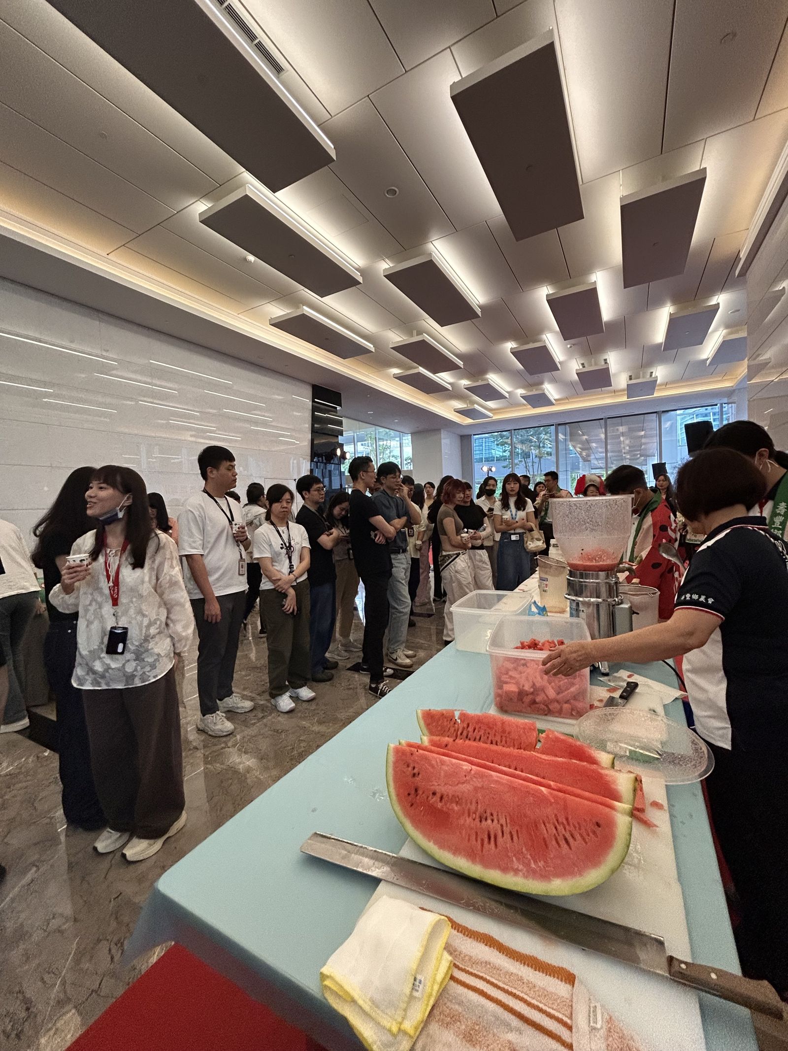 南港台肥TFC大樓西瓜感謝祭，引來爆多科技人潮。圖／壽豐鄉農會