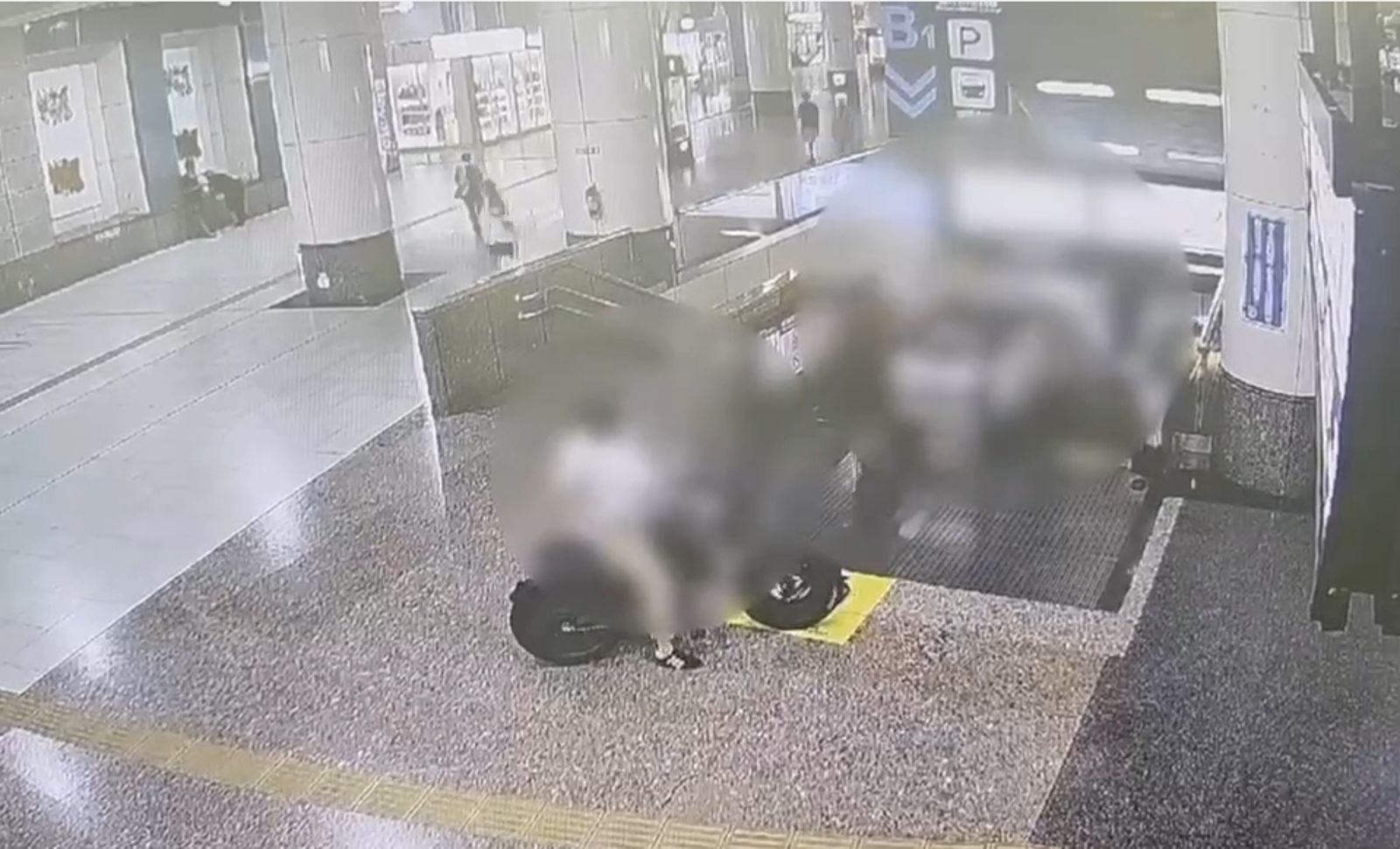 有片／真愛無極限？男子騎電動車衝進板橋車站　遭PO網還留言嘴硬不悔改