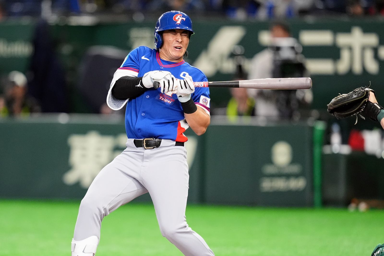 「台灣隊長」慘遭球吻！陳傑憲傷勢曝光　曾豪駒：隊醫持續追蹤等消腫