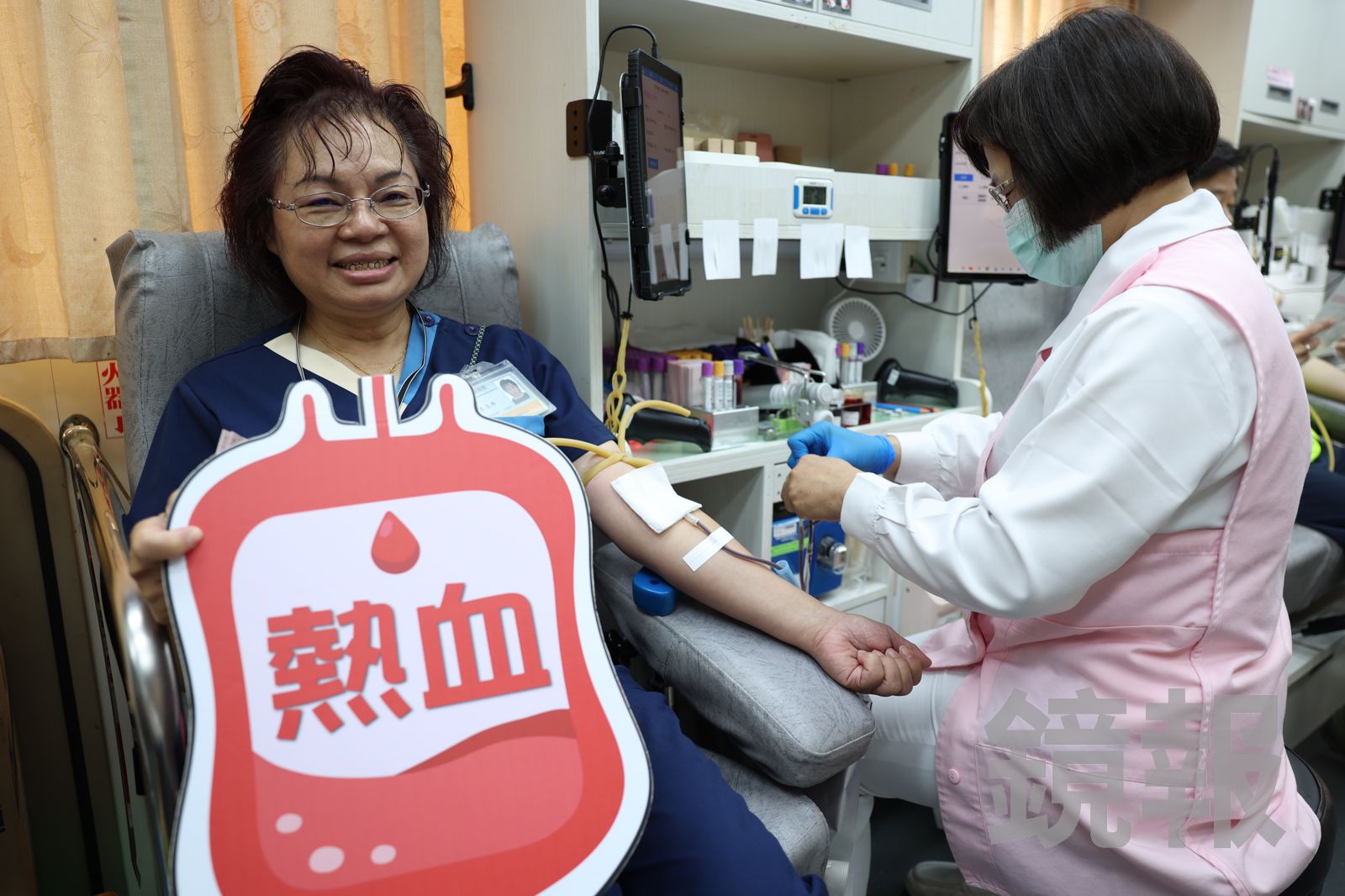社區健康中心主任李玉玲也挽袖捐出目前最欠缺的 O 型血。東華醫院提供