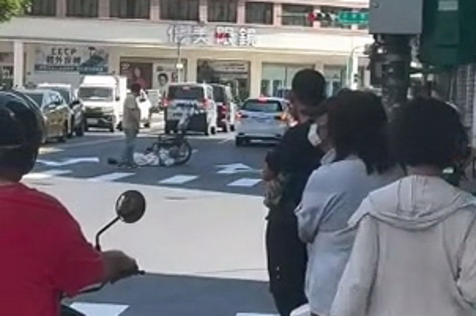 熱心民眾張先生上前勸離,沒想到坐在輪椅上的「龜仙人」李男,最後竟然直接躺在車道上,脫序的行為讓現場民眾相當傻眼。圖/翻攝threads 3zjannk