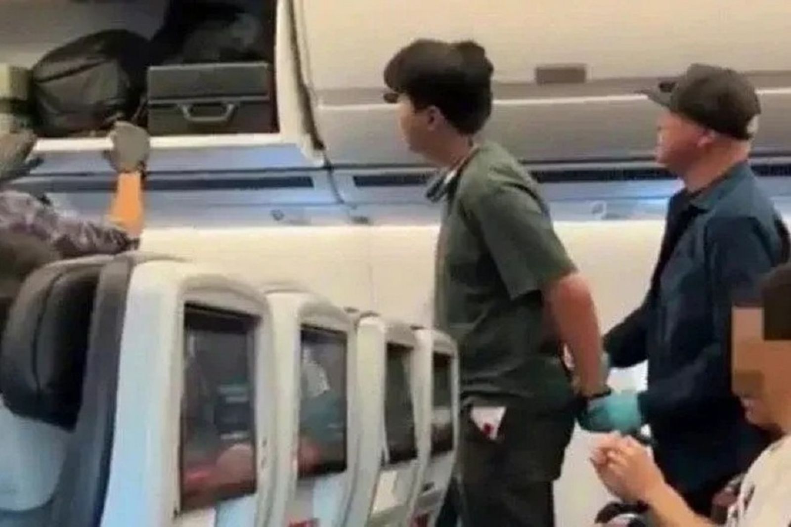 屁孩機上亂踢椅被制止 中國爸不爽揍人!全家潤美反遭遣返
