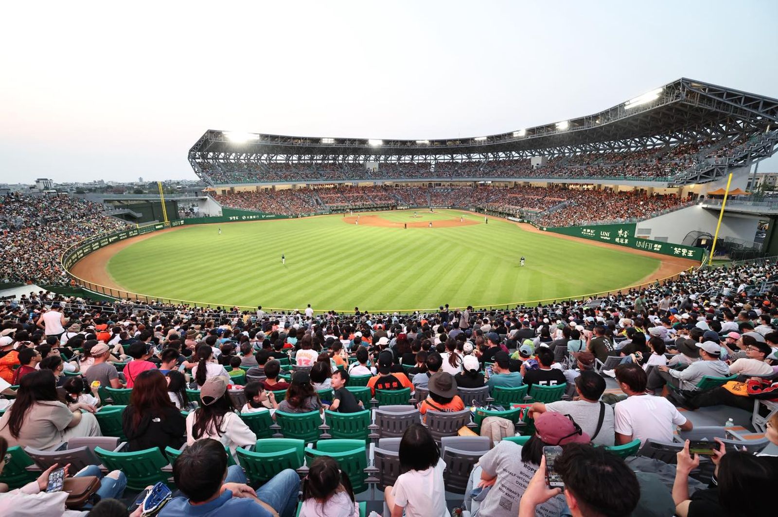 幕後／亞太球場爆「割韭菜」爭議！萬人商機惹紅眼　南市府光速收攤位權
地方傳商機陰謀論