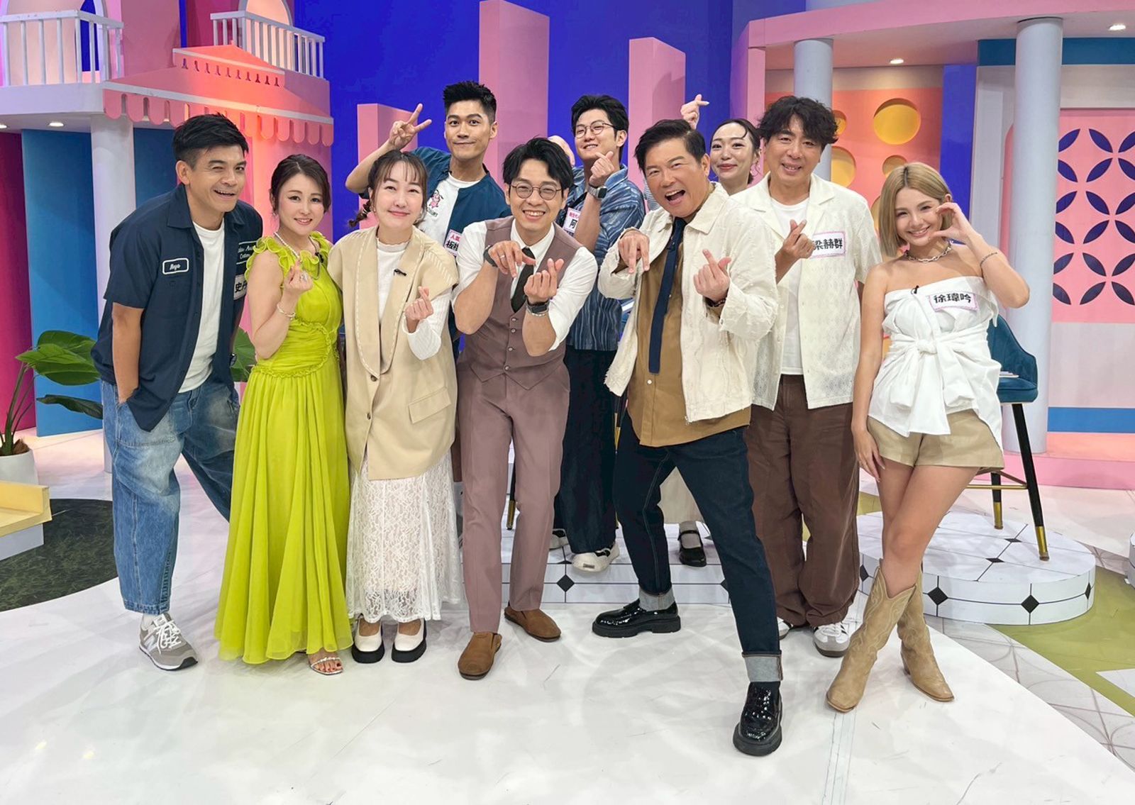 史丹利(左起)、麻衣、主持人巴鈺、網紅板橋王先生、心理諮商師海苔熊、演員阿Q、主持人曾國城、網紅飛迅、梁赫群、徐瑋吟,上緯來《女王大人》展開「玩笑尺度大對決」。緯來提供
