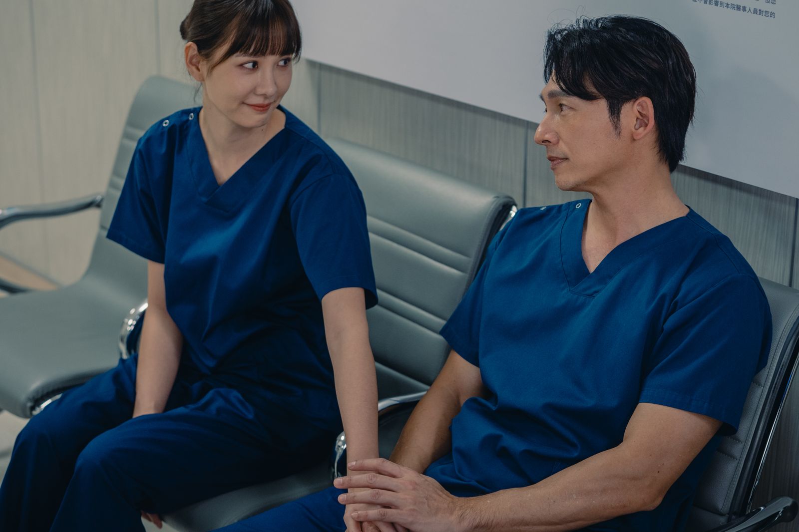 《整形過後》中安心亞（左）與温昇豪（右）演恩愛夫妻。六魚文創提供