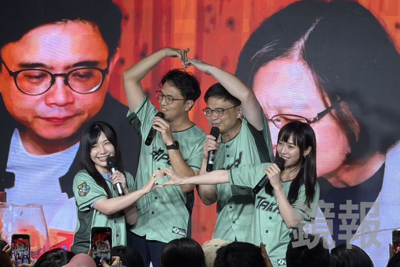 沈伯洋、賴瑞隆牽手比心「嗨唱芒果醬神曲」　捷沛CP合體撒糖