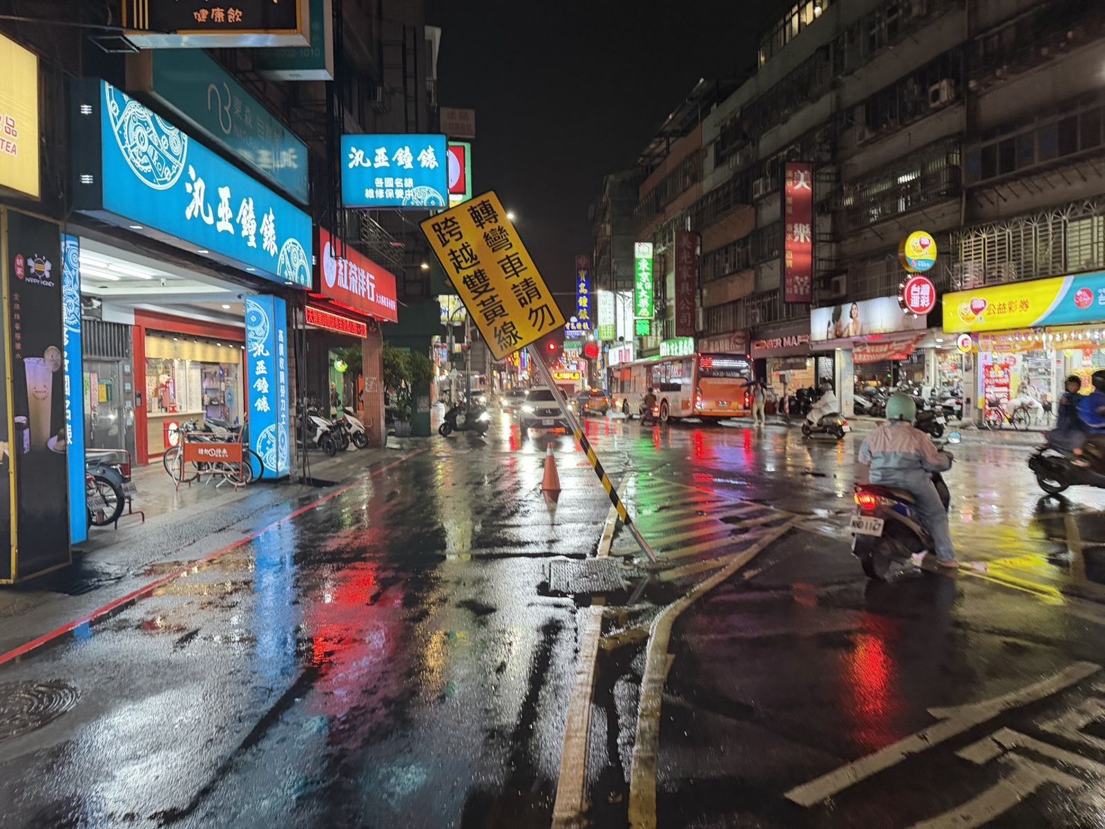 路標桿被賴男撞歪。翻攝畫面