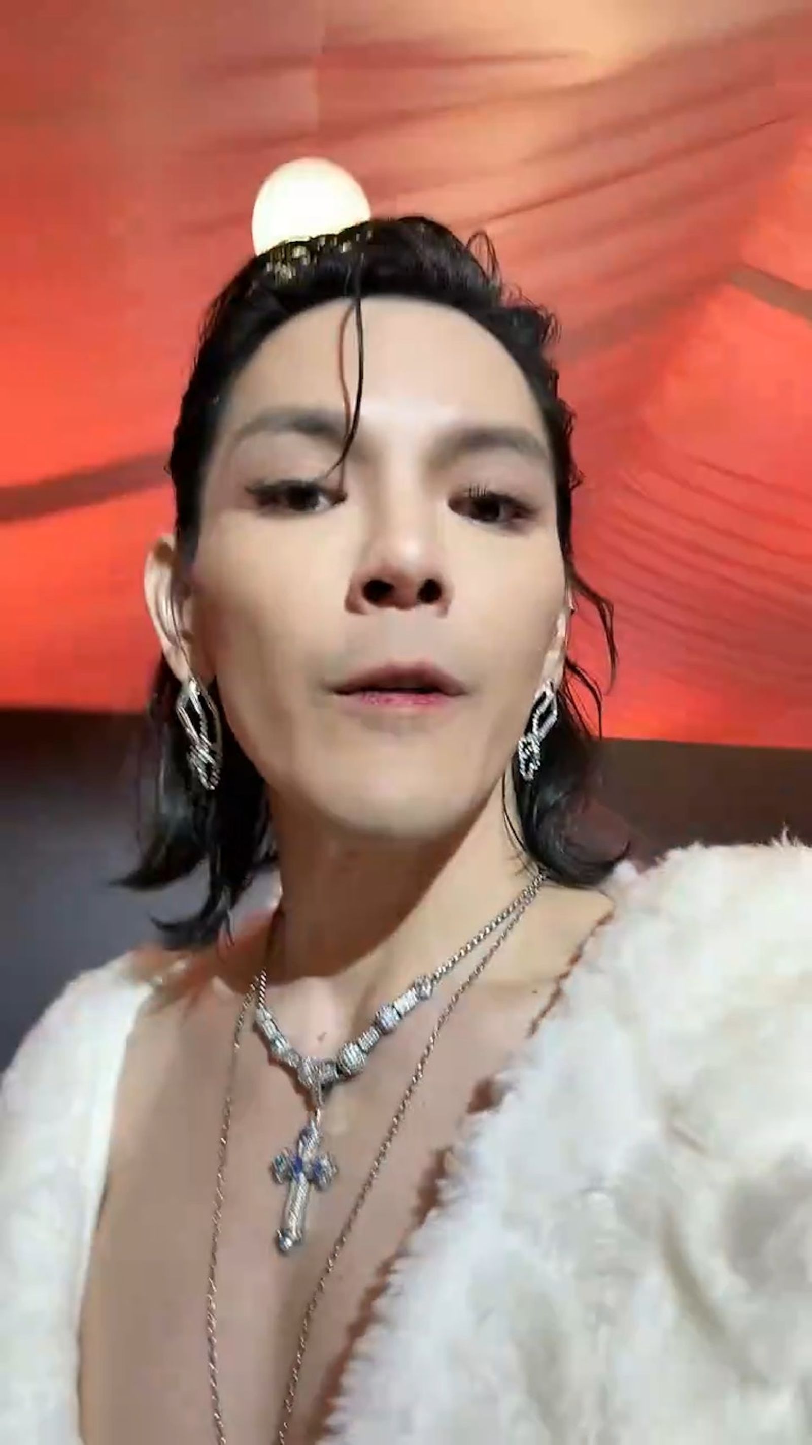 向佐除了穿女裝,偶爾也會化濃妝示人。翻攝向佐微博
