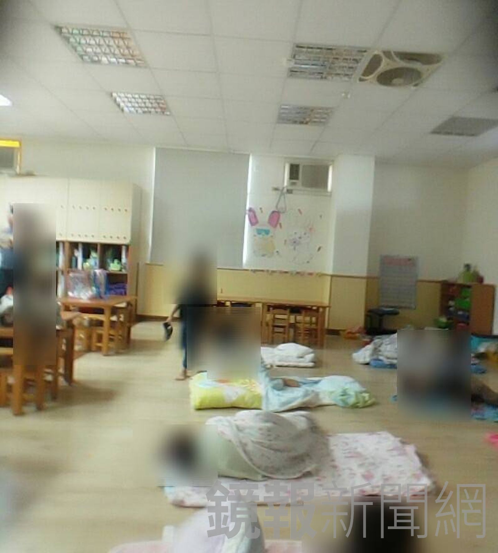 家長指控，隔壁班學童人數少，使用的教室面積卻比他們班大。家長提供