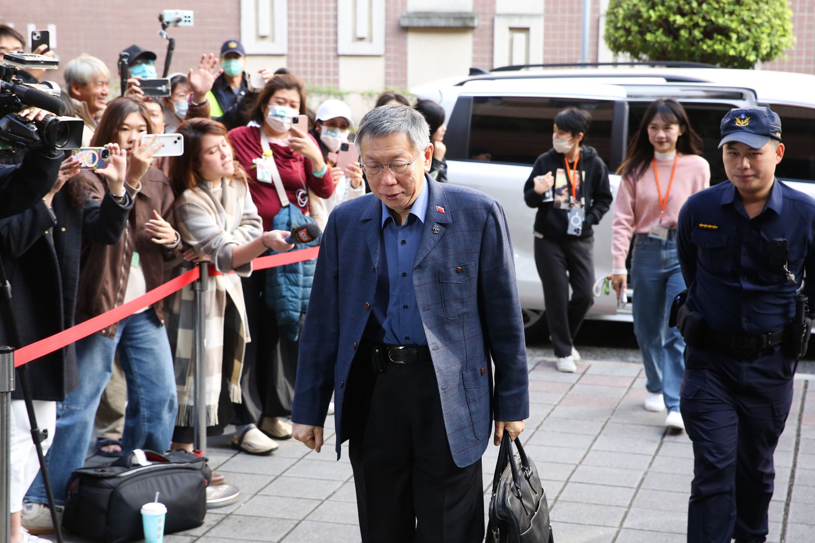 柯文哲律師祭絕招　要法官出面告發檢察官林俊言涉偽造文書