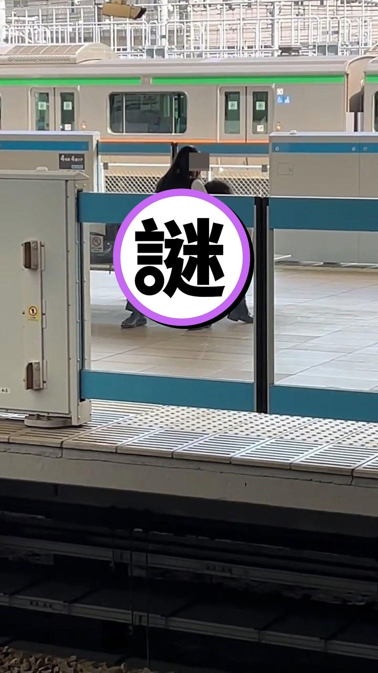 這對情侶被拍到在月台座椅上做「迷惑行為」。圖/翻自《香港01》