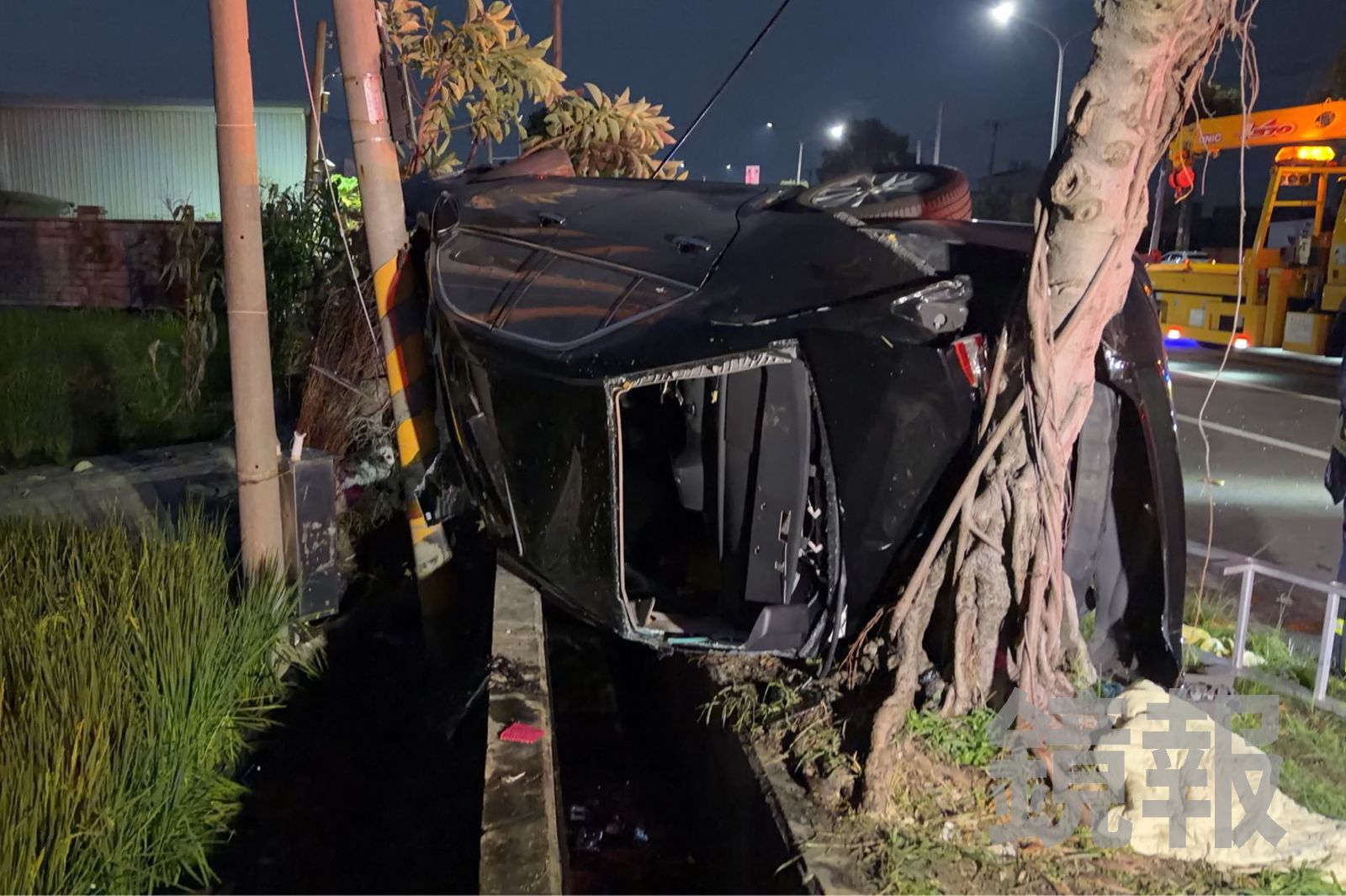 黑色轎車自撞路樹側翻,造成3人輕重傷,其中2人送醫不治。民眾提供