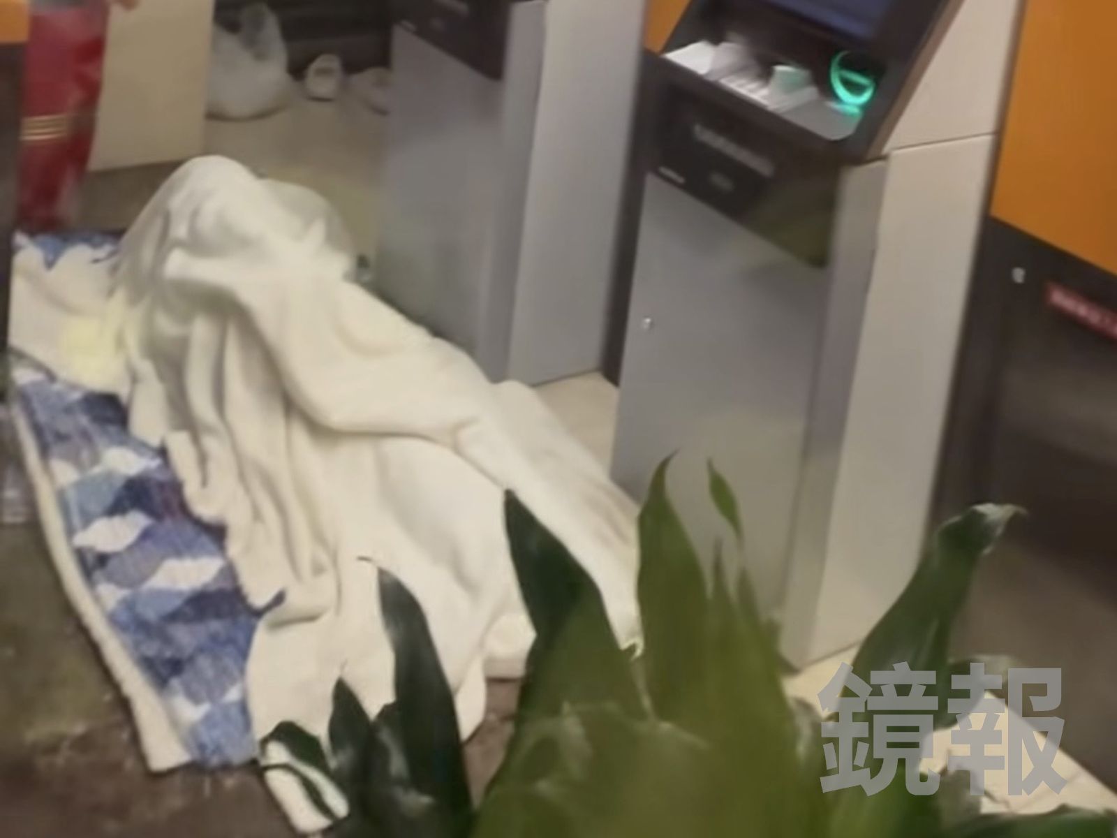 民眾自備棉被講自己包緊緊,民眾看見這幕拍下影片PO網。翻攝jason850509 Threads