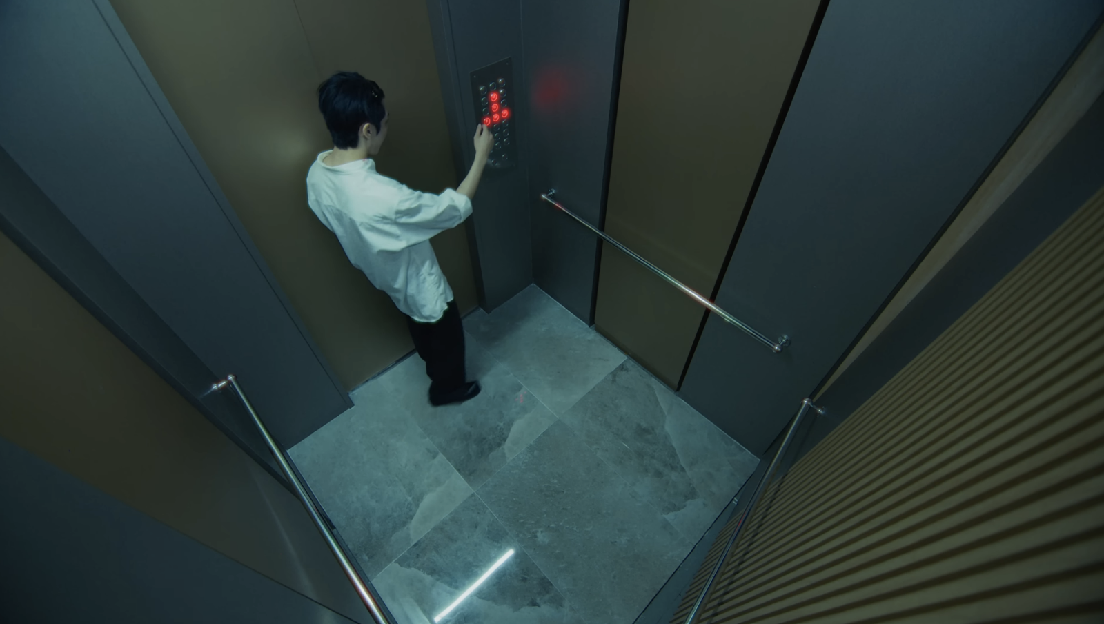 MV中的隱喻令人感到不舒服。翻攝KINO YouTube