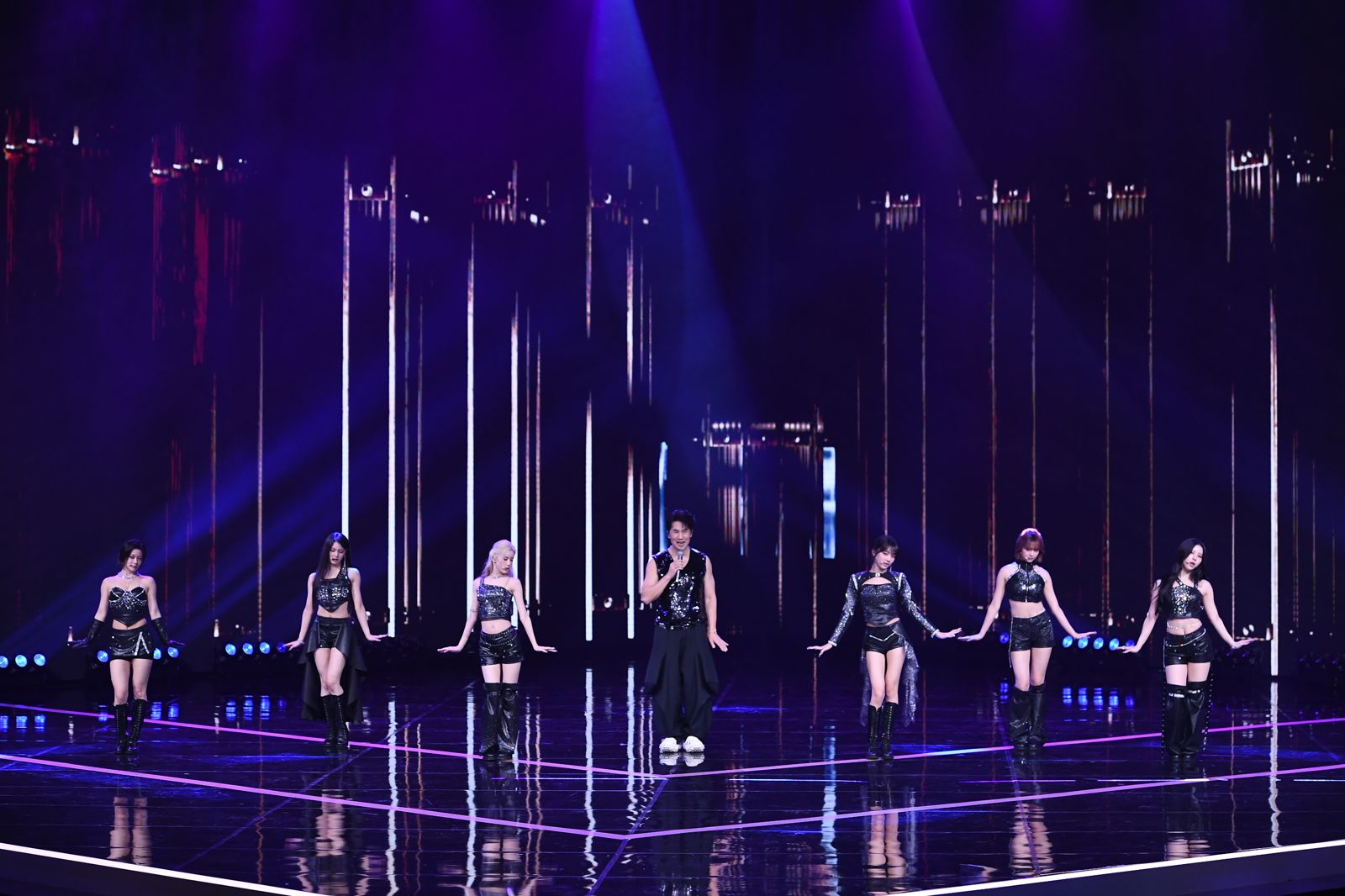 羅時豐與GENBLUE幻藍小熊一起跳安心亞的〈呼呼〉。三立提供