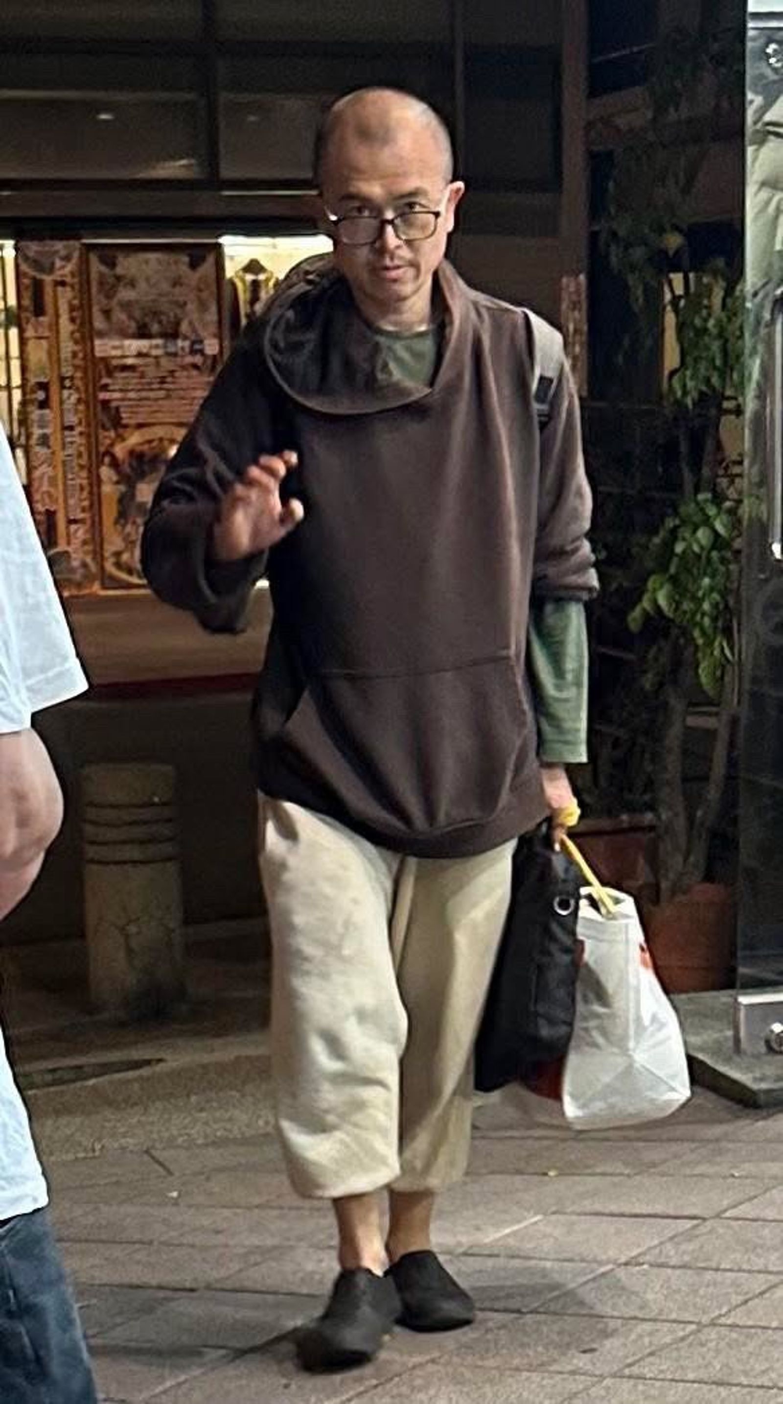 民眾拍下涉嫌揮拳的男子樣貌。翻攝畫面