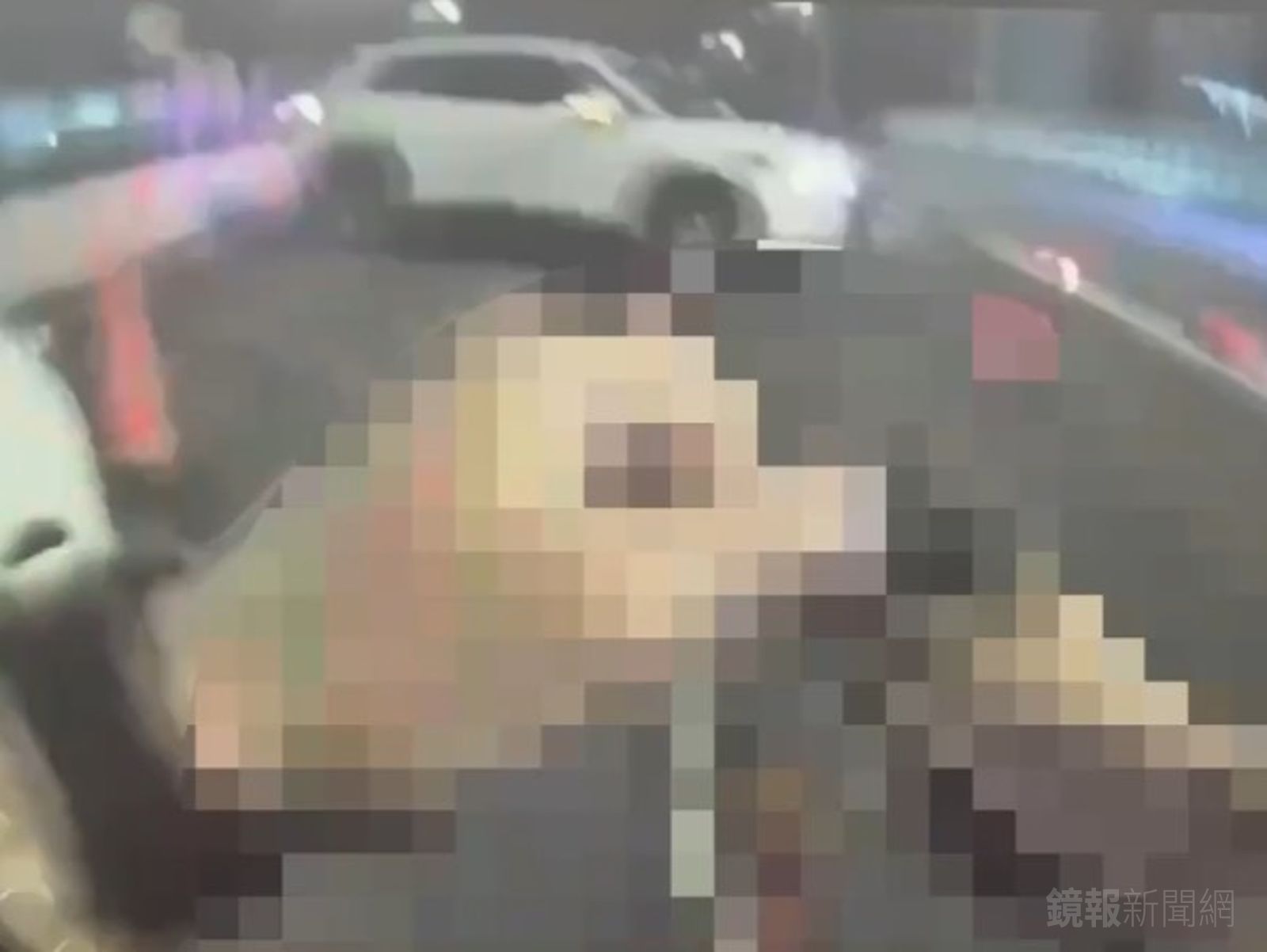 蔡男不斷駕車360度衝撞，警方開槍。