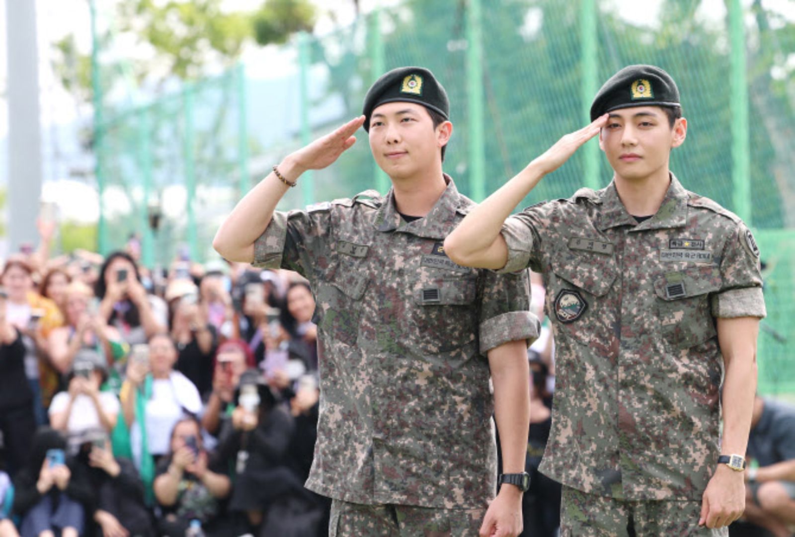 BTS RM、V退伍超嗨!吹薩克斯風走出軍營 喊話ARMY:等不及站上舞台