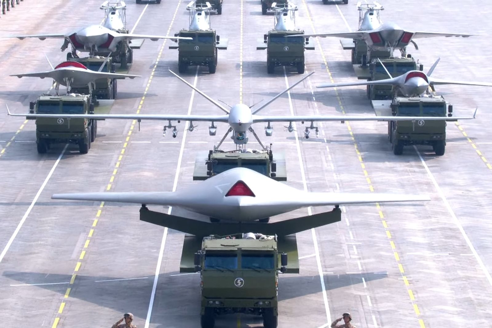 中共閱兵秀肌肉／無人僚機難偵測　學者：若成熟可能改變空戰規則