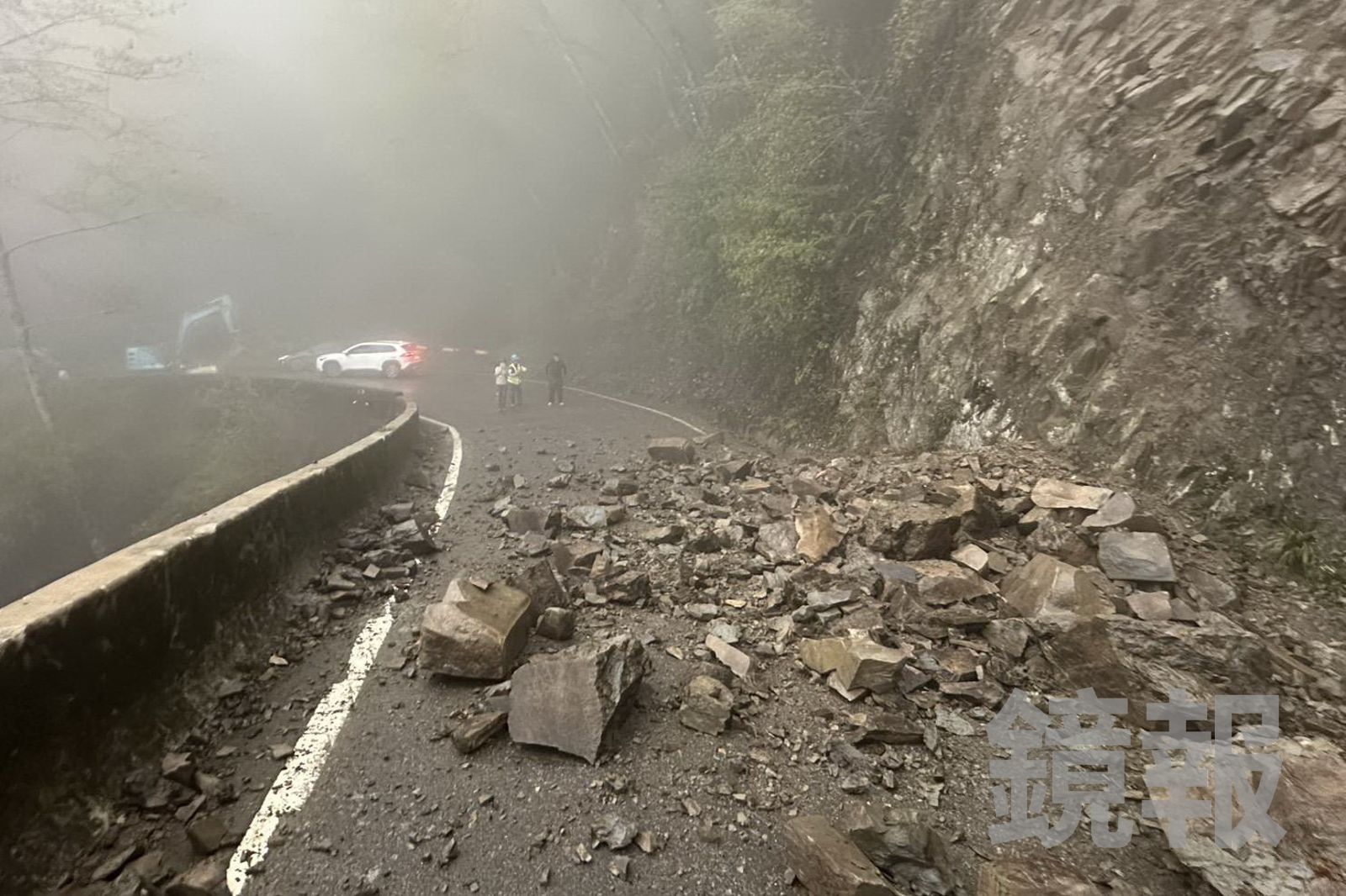 清明連假首日春雨狂炸釀災！大雪山林道巨石坍塌擋路　出遊車流受阻3小時