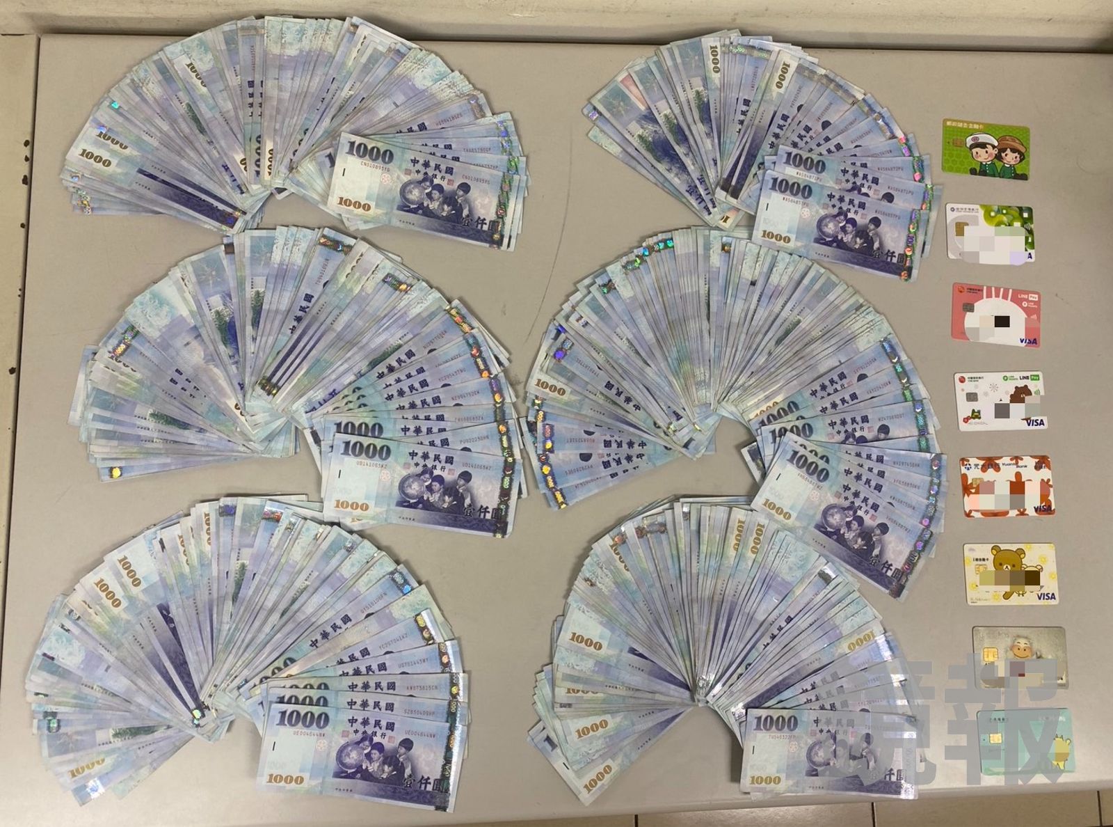 警方從逮捕車手身上取貨大量現金贓款。翻攝畫面