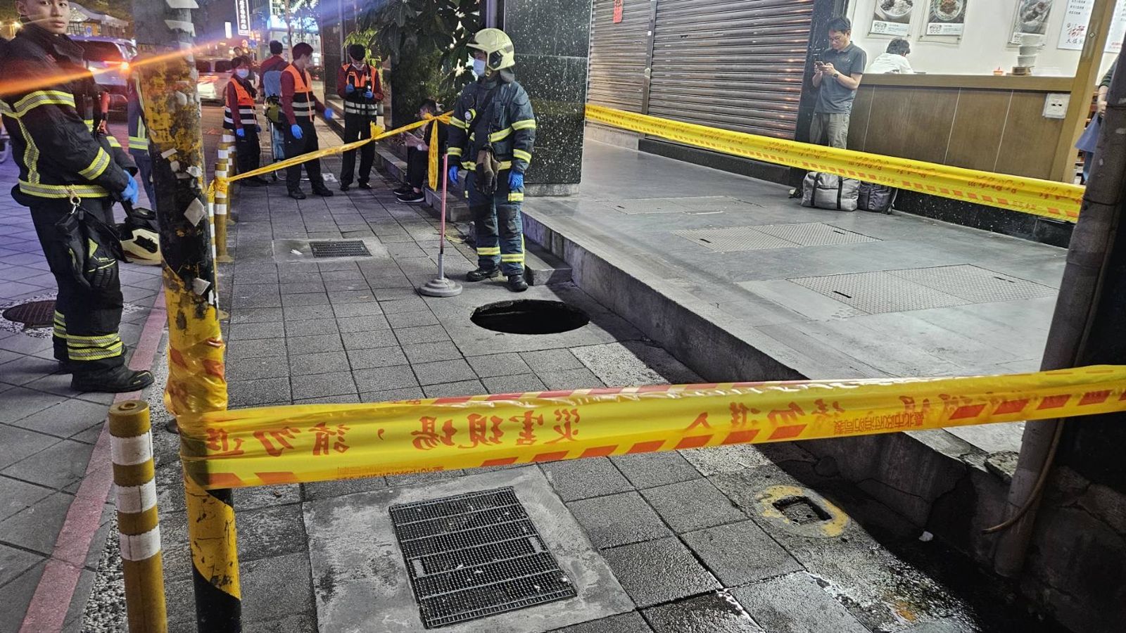 北市東區驚現「消失的水溝蓋」！母子踩空雙雙受傷　路面突塌原因待查