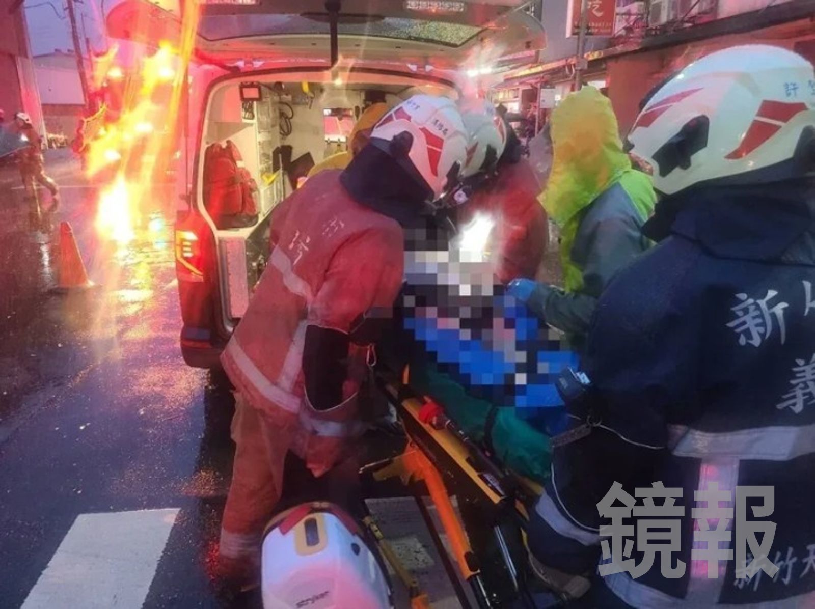 警消連夜搶救傷患。新竹市消防局提供