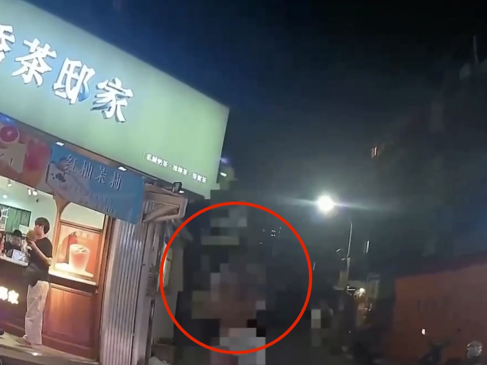 車燈照進家門爆氣!婦人搬板凳坐馬路中央擋車 網笑翻:駕駛情緒超穩定