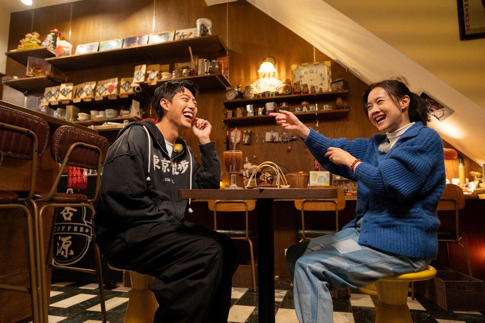 蔡凡熙（左）把「私藏名單」推薦給曾寶儀（右）。三立提供