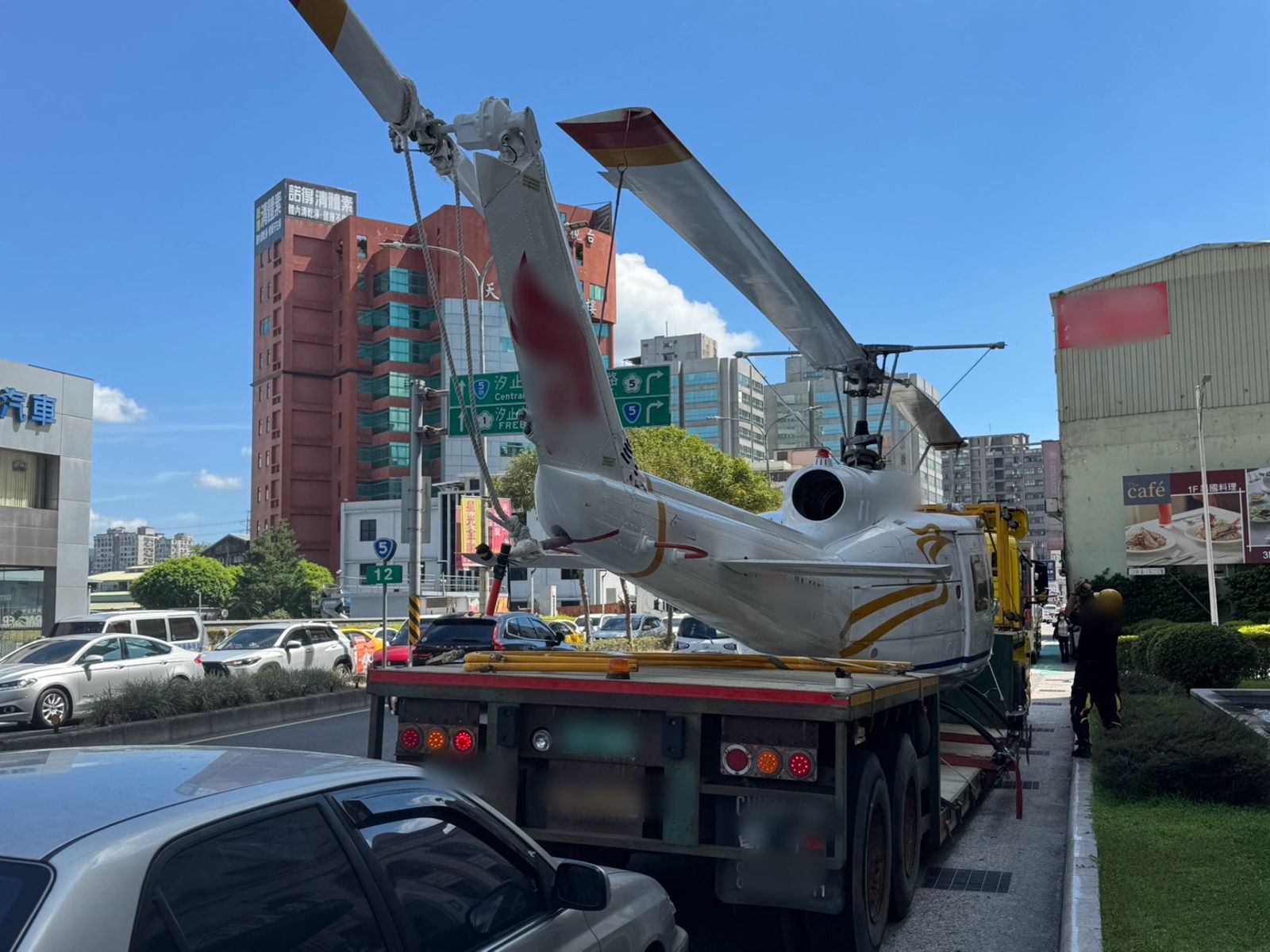 要算車禍還空難?貨車載直升機出事了 螺旋槳勾斷汐止大同路電纜線...號誌全不亮