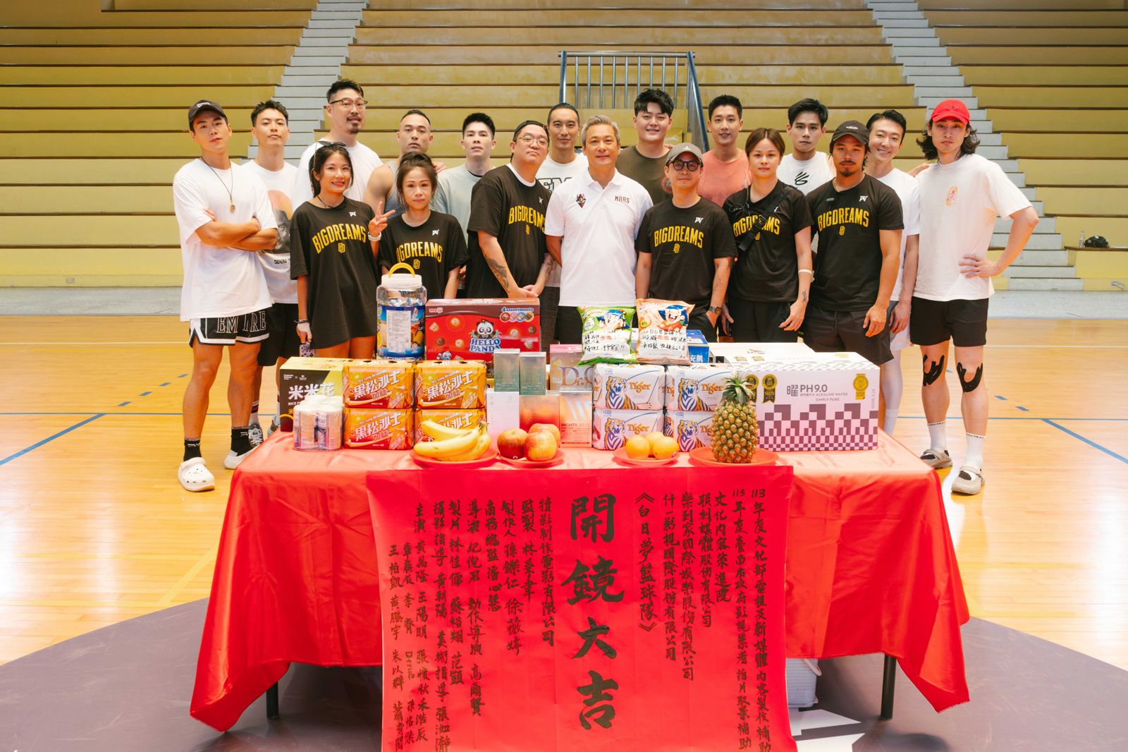 《白日夢籃球隊》主創團隊(前排)及總教練黃萬隆(前中)帶領節目11位球員正式亮相。犢影制作、有意思國際傳播提供