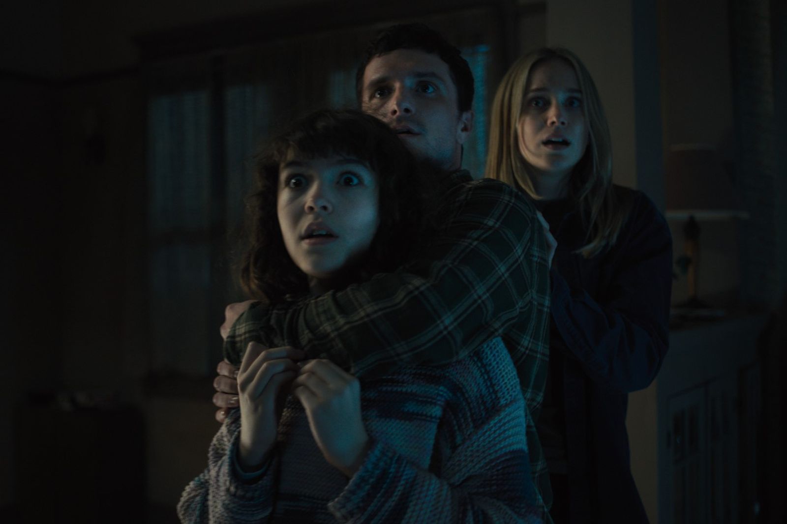 前任夜間警衛麥克（喬許哈契遜飾）以及警官凡妮莎（伊莉莎白萊爾飾）持續向麥克11歲的妹妹艾碧（派珀魯比歐飾）隱瞞關於她的機械玩偶朋友們的真相。又將發生一系列恐怖駭人的事件。UIP提供