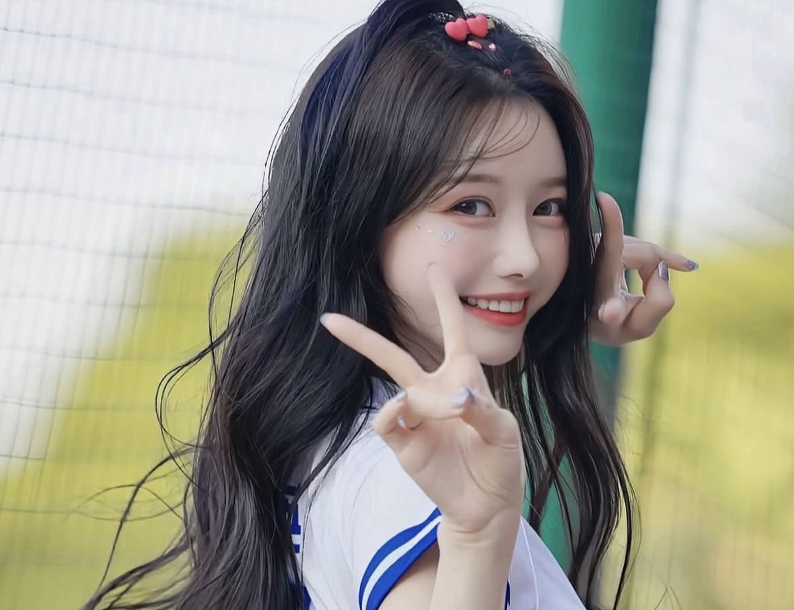 李雅英開工大解放!純白泳裝「胸前挖空」火辣現形 3萬人暴動:這身材太犯規