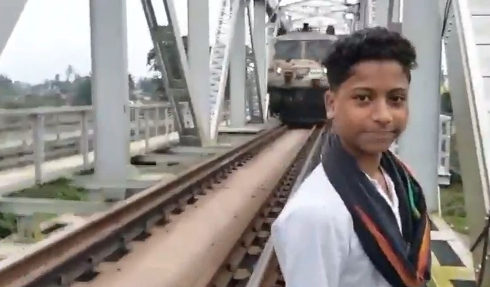 薩胡生前最後一面被手機錄下。圖/翻攝自X