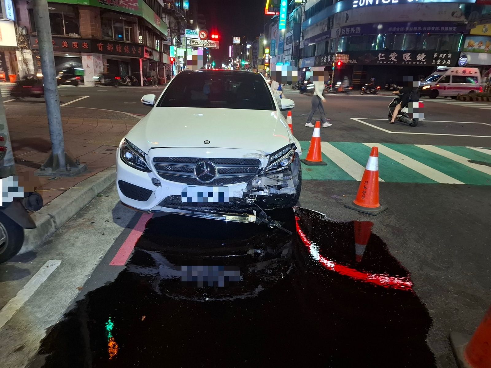 賓士左轉時撞上直行重機,左車頭毀損。翻攝畫面