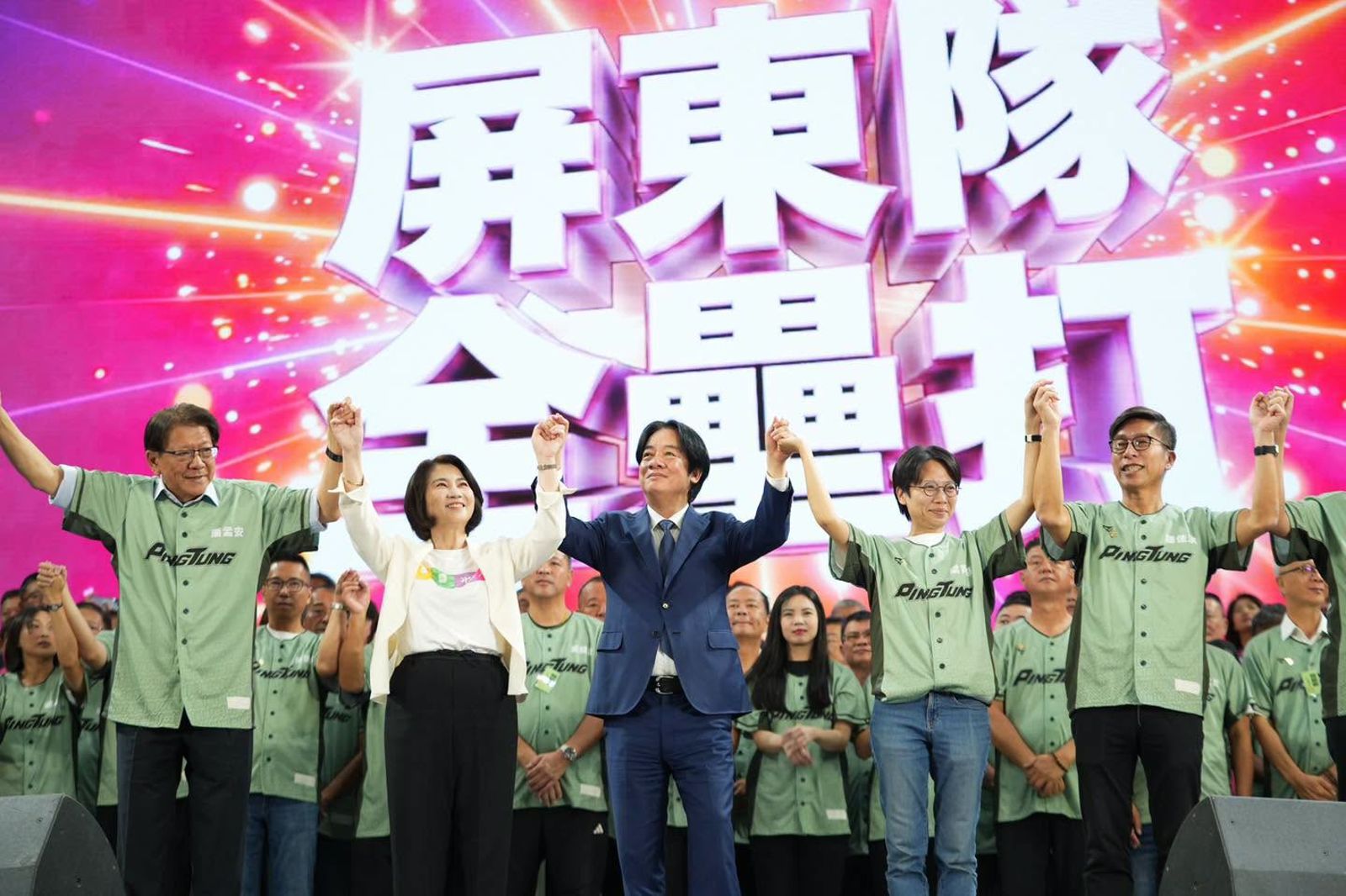 總統賴清德昨到屏東為縣長周春米站台,公開讚揚周推動65歲以上長者健保費補助政策。圖/翻攝自周春米臉書